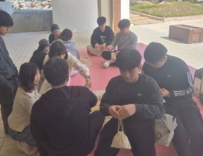 새 학기가 시작되고, 아이들과 첫 나들이를 다녀왔습니다.

대청호를 거닐면서 수자원 보호의 중요성과 다양한 생태계에 대해 이해하고 공부할 수 있었으며,
기후변화에 따른 환경보호의 연관성까지 배울 수 있는 귀중한 시간이었습니다.

주변 동/식물들의 이름과 특징들을 알아가면서 자연에 대해 소중한 마음을 갖게 하는 시간이 되었고,
아이들도 그동안 몰랐던 자연에 대해 조금씩 알아가면서 힐링할 수 있었습니다.