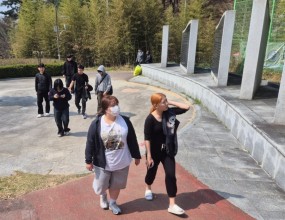 역사를 잊은 민족에게 나라는 없다. 라는 말이 있듯이 오늘은 아이들과 함께 보훈공원과 그 옆에 있는 까치재약수터에 다녀왔습니다.

보훈공원에는 위령탑과 위패봉안소 등 6.25전쟁과 월남전 등 다양한 전쟁의 역사와 참전용사들의 희생을 엿보고 올 수 있었는데요.
아이들도 이들의 고귀한 희생을 생각하는 듯 평소와는 다르게 진중한 모습을 보여줬습니다.

간단한 묵념과 기도를 마친 아이들은 까치재약수터로 이동하여 주변의 운동시설과 자연속에서
따뜻한 햇살과 함께 휴식을 취하며 오늘, 아이들은 몸도 마음도 건강한 아이들이 되었습니다.