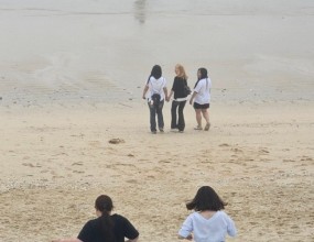 날씨가 점점 따뜻해지는 5월 넷째 주, 22일부터 23일까지 아이들과 함께 대천으로 현장체험학습을 다녀왔습니다.

22일, 첫날은 흐린 하늘에 부슬비까지 내리는 다소 아쉬운 날씨였지만, 아이들의 기대와 열정은 그 무엇보다 뜨거웠습니다.
그래서인지 신기하게도 대천 바다에 가까워질수록 주륵주륵 내리던 비는 조금씩 그쳐갔고, 바다에 도착했을 무렵에는 어느정도 바다 놀이를 즐기기에 충분한 날씨가 되어 있었습니다.
아이들은 기다렸다는 듯이 하나 둘 바닷속으로 뛰어들며 즐거운 시간을 보냈습니다.

숙소에 도착한 후에는 수영장에서의 또 다른 물놀이가 이어졌습니다.
아이들은 처음 보는 친구들과도 금세 친해져, 서로를 챙기고 함께 장난치며 자연스럽게 우정을 쌓아갔습니다.
한참을 재밌게 놀던 아이들은 저녁시간이 되자 삼삼오오 모여들어 본인의 역할을 수행했습니다.
미리 정한 규칙에 따라 각자 역할을 맡아 테이블을 세팅하고, 고기를 굽고, 뒷정리까지 책임감 있게 해내며 선생님들을 도와 즐거운 바비큐 파티를 즐겼습니다.

즐겁고 재미있던 하루의 마무리는 ‘불멍’ 시간이었습니다.
타오르는 불꽃을 바라보며 아이들은 평소에 쉽게 나누지 못했던 고민들, 진로에 대한 생각, 직업에 대한 꿈 등을 선생님들과 진지하게 이야기하며 마음을 나누는 뜻깊은 시간을 가졌습니다.

이튿날인 23일에는 숙소를 나와 ‘하늘바이크(스카이바이크)’를 탑승하며 여행의 또 다른 즐거움을 느꼈습니다.
푸른 빛을 내는 바다 위를 달리는 듯한 짜릿한 기분과 함께, 다양한 해양 식물들을 직접 눈으로 관찰하며 자연의 신비로움에 감탄하기도 했습니다.

이후, 점심 식사를 마치고 이동한 곳은 머드테마파크였습니다.
이곳에서는 보령 머드축제와 관련된 다양한 전시와 정보를 접하고, 여러 가지 게임과 체험 활동에 참여하면서 대천(보령)이라는 도시에 대해 더 깊이 이해하는 시간을 가졌습니다.

이번 1박 2일의 대천 체험학습은 바다와 자연, 친구와의 우정, 그리고 나 자신에 대해 돌아볼 수 있었던 값진 경험이었습니다.
아이들은 새로운 환경 속에서 더 넓은 세상을 경험하고, 협력과 배려의 중요성을 자연스럽게 배워갔습니다. 앞으로도 이런 체험들이 아이들의 마음에 오래도록 따뜻한 기억으로 남기를 바랍니다.
