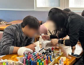 이번 뷰티 수업에서는 니트젤을 활용해 트위드 네일 디자인을 만들어보는 시간을 가졌습니다.
아이들은 준비된 색상과 도구를 자유롭게 조합해 자신만의 스타일을 표현해 보았고,
조용한 집중 속에서 서로 아이디어를 나누며 즐겁게 작업했습니다.

완성된 작품들을 함께 살펴보며 서로의 개성을 발견하는 시간도 있었어요.
창의력과 감각이 자연스럽게 드러난, 따뜻한 분위기의 시이었습니다 