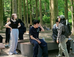 시원한 공기와 맑은 바람을 맞으며 아이들은 대전 장태산 자연휴양림의 메타세쿼이아 숲에 도착했습니다.
초록빛 나무들이 하늘을 가릴 만큼 울창하게 뻗어 있는 모습에 아이들은 감탄을 금치 못했습니다.

“여러분이 서 있는 이곳은 고생대부터 살아온 ‘살아있는 화석’, 국내 최대 규모의 메타세쿼이아 나무들이 모여 있는 숲입니다.”
선생님의 설명에 아이들은 신기한 듯 주위를 둘러보며 나무의 껍질을 손으로 만져보고, 자연의 숨결을 온몸으로 느꼈습니다.

숲 사이를 잇는 하늘길, 스카이웨이를 걸으며 아이들은 나뭇잎 사이로 쏟아지는 햇살과 발 아래 펼쳐진 숲의 풍경을 감상했습니다.
27m 높이의 전망대에 올라 바라본 탁 트인 하늘과 두둥실 떠다니는 구름에 아이들은 “답답했던 마음이 뻥 뚫린 것 같아요!”라며 함박웃음을 지었습니다.

출렁다리를 건너는 순간, 바람에 살짝 흔들리는 다리에 무서워 주춤거리기도 했지만 친구들의 손을 잡고 천천히 발을 내디디며 용기를 내는 모습도 볼 수 있었습니다.
서로 격려하며 조금씩 앞으로 나아가는 아이들의 모습에 함께한 교사들 역시 뿌듯함을 느꼈습니다.

활동을 마친 후, 한 아이는 “도시에서는 볼 수 없는 큰 나무들을 직접 보고 느낄 수 있어서 좋았고, 친구들과 함께여서 더 용기낼 수 있었어요”라고 소감을 전했습니다.
아이들은 자연 속에서 몸과 마음을 쉬어가며 서로의 소중함도 되새기는 소중한 시간을 보냈습니다.