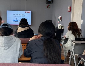 엘테크 수업을 통하여 세상 속 경제와 직업의 관계를 살펴보았어요.
미래 사회의 흐름을 함께 이야기하며, 어떤 직업들이 새롭게 주목받고 있는지 배웠답니다.

카드 게임을 하며 자연스럽게 금융 직업에 대해 알아보는 시간도 가졌습니다. 
새로운 시대를 살아갈 우리에게 꼭 필요한 경제 감각을 배우는 유익한 시간이었습니다!