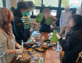 이번 전통 음식 수업에서는 아이들과 함께 연잎밥 만들기를 경험해 보았습니다.
준비된 재료를 살펴보며 전통 음식에 담긴 의미를 알아보고, 연잎에 재료를 올려 정성껏 감싸는 과정도 직접 해보았어요.

은은한 향이 퍼지는 연잎밥을 완성한 뒤에는 모두 함께 맛을 보며 전통 음식의 따뜻한 풍미를 느낄 수 있었습니다.
아이들의 집중과 즐거움이 잘 보였던 소중한 체험 시간이었습니다!