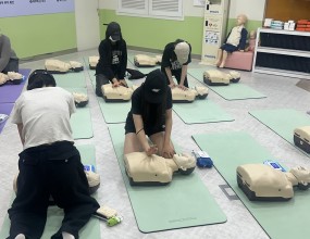 이번 체험학습에서는 대전 119 시민체험센터를 찾아, 예기치 못한 재난 상황에 대비하고 생명을 지키는 안전 수칙을 직접 몸으로 익히는 소중한 시간을 가졌습니다!

학생들은 '완강기'를 이용한 고층 탈출 체험과 '슬라이드'를 타고 신속하게 대피하는 훈련을 하며 긴박한 상황에서도 당황하지 않고 대처하는 법을 배웠습니다. 또한, 실제 지진 상황을 재현한 흔들리는 공간에서 안전하게 몸을 보호하는 행동 요령을 익히고, 소화기 사용법과 심폐소생술(CPR) 등 실생활에서 꼭 필요한 응급처치 교육까지 알차게 체험했습니다.

재난 상황을 가상으로 마주하며 다소 긴장하기도 했지만, 소방관 선생님들의 친절한 지도를 통해 안전의 중요성을 확실히 깨달을 수 있었습니다. 이번 체험을 통해 학생들은 내 자신뿐만 아니라 소중한 이웃과 친구들의 안전까지 지킬 수 있는 용기 있는 시민으로 한 걸음 더 성장하며, 안전은 우리 모두의 일상에서 가장 먼저 챙겨야 할 약속임을 다시금 가슴 깊이 새겼습니다 ❤️