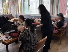 이번 시간에는 메이크업 수업에서 속눈썹 펌 실습을 진행했습니다.
선생님의 시범 강의를 통해 기본 순서를 익힌 후,
학생들이 서로 모델이 되어 직접 시술하며 과정을 하나하나 배워보았어요.

서로의 눈을 맞추고 꼼꼼하게 연습하는 동안
전문적인 기술은 물론 협력과 배려의 마음도 함께 키울 수 있었던
즐겁고 유익한 시간이었습니다!