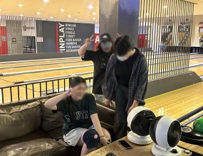 이번 체험학습에서는 볼링장을 찾아 레인 위를 시원하게 가로지르는 공과 함께 스트레스까지 한 번에 날려버리는 활기찬 시간을 가졌습니다!

학생들은 무거운 볼링공을 힘껏 굴리며 핀이 쓰러질 때마다 터져 나오는 짜릿한 함성으로 경기장을 가득 채웠습니다. 처음에는 공을 다루는 법이 조금 낯설기도 했지만, 서로의 자세를 봐주고 응원하며 금세 자신만의 요령을 익혀나갔습니다. 스트라이크를 기록하며 기쁨을 나누고, 아쉽게 핀이 남았을 때도 서로 격려하며 함께 웃음 짓는 모습에서 건강한 스포츠 정신을 엿볼 수 있었습니다.

함께 점수를 확인하며 전략을 짜고, 경기가 끝날 때까지 눈을 떼지 못한 채 서로를 진심으로 응원했던 이번 체험을 통해, 학생들은 스포츠를 즐기는 즐거움과 함께라면 무엇이든 더 재미있게 해낼 수 있다는 협동의 가치를 다시금 마음에 새겼습니다 ❤️