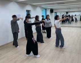 이번 K-POP 댄스 수업에서는 기본 안무 동선을 정확히 익히고, 음악의 리듬과 박자를 신체로 세밀하게 표현하는 연습을 진행했습니다. 학생들은 단순히 동작을 수행하는 것에 그치지 않고, 동작과 동작 사이의 연결 흐름을 주도적으로 다듬으며 안무의 분위기를 한층 더 생동감 있게 연출해냈습니다.

반복적인 연습을 통해 음악의 호흡을 자신의 것으로 만들며, 박자에 맞춰 신체를 조절하는 능력을 길렀습니다. 거울 속 자신의 모습을 모니터링하며 퍼포먼스의 완성도를 높여가는 과정에서 학생들은 높은 정서적 성취감을 느꼈습니다. 이번 수업을 통해 학생들은 정교한 안무 구성 안에서 자신만의 에너지를 조화롭게 표현하고, 협동하며 하나의 작품을 완성해 나가는 과정의 가치를 다시금 가슴 깊이 새겼습니다 ❤️