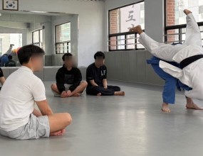 유도를 통해 몸과 마음을 단련하는 소중한 시간을 가졌습니다.

연결 기술인 '밭다리'와 '겉누리기'의 꾸준한 연습을 통해 기초 체력을 단련하며 균형을 잡고, 
'전방 낙법', '후방 낙법'을 습득하여 넘어지거나, 떨어질 때 부상을 방지하고 자신의 몸을 지키는 방법을 배웠습니다. 

학우들과 함께 대련하고, 기술을 연습하며 서로를 알아가는 유익한 시간이 되었습니다.
유도에서의 예(禮)를 통해 웃어른을 공경하는 마음을 배우며 한 단계 성장한 우리 엘에스크 친구들 기대합니다★