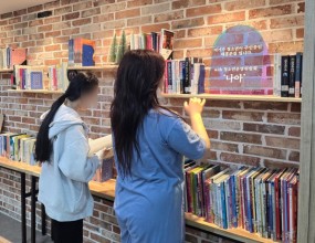 독서 취향 테스트를 통해 나와 취향이 맞는 장르를 알아보고, 그 결과를 바탕으로 자신에게 맞는 책을 직접 골라보았습니다.
결과를 보며 “정말 나랑 잘 맞는다!”, “어? 이건 의외인데!”라는 반응을 보이며 자신의 독서 성향에 대해 새롭게 이해할 수 있었습니다.

아이들은 다양한 책들을 읽으며 상상의 나래 속으로 나아갔습니다.
책의 한 장면을 펼쳐 놓고 이후에 일어날 일을 아이들의 상상력과 번뜩이고 재치 있는 아이디어로 뒷 이야기를 이어가기도 하고,
소설의 열린 결말 부분을 두고 '나였으면 어땠을까?'라는 생각을 통해 집중력과 이해력, 사고력을 키우는 시간을 가졌습니다.