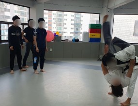 이번 활동 시간에는 다양한 운동을 체험해 보았습니다. 

함께 움직이다 보니 긴장도 금세 풀리고 활기찬 에너지가 체육관 안에 가득했습니다.
가벼운 운동이었지만 서로에게 힘이 되어 주는 모습이 따뜻하게 느껴지는 시간이었어요!

웃음과 응원이 오간 쾌활한 활동 시간이었습니다. 엘에스크 친구들, 수고했어요!