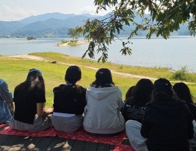 아름다운 자연이 살아 숨 쉬는 대청호 오백리길을 찾아 친구들과 함께 숲길을 걸으며 특별한 하루를 보냈습니다.

푸른 나무들이 이어진 숲길을 천천히 걸으며 주변의 자연을 눈으로 살펴보고, 
숲과 자연에 대한 이야기를 들으며 우리가 미처 알지 못했던 숲의 모습을 새롭게 알아가는 시간을 가졌습니다.
숲 해설을 통해 나무와 식물, 숲이 우리에게 주는 다양한 이로움에 대해 배우는 아이들의 모습도 무척 진지하고 호기심으로 가득했습니다.

숲길을 따라 걸은 뒤에는 탁 트인 대청호의 풍경을 바라보며 잠시 여유로운 시간도 가져보았습니다. 
푸른 숲과 잔잔한 호수가 어우러진 아름다운 풍경 속에서 친구들과 함께 웃고 이야기하며 자연이 주는 편안함을 마음껏 느껴보았습니다.

교실을 벗어나 숲을 직접 걷고, 듣고, 바라보며 자연과 한 걸음 가까워졌던 오늘의 시간.
아이들이 이번 숲체험을 통해 자연의 소중함을 느끼고, 친구들과 함께한 따뜻한 추억을 오래 간직하기를 바랍니다.