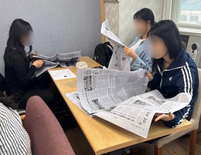신문 속에서 미래를 읽다!

이번 수업에서는 신문 기사를 활용해 미래 유망 직업을 함께 탐색했어요.
조별로 모여 신문을 꼼꼼히 살펴보며, 변화하는 사회 속에서 떠오르는 직업들을 찾아보고 그 특징과 필요한 역량을 분석했습니다.
수집한 정보를 바탕으로 각자 자신의 진로와 연결해 보는 시간도 가졌답니다.

신문을 통해 세상을 보고, 나의 미래를 그려본 뜻깊은 시간이었습니다!