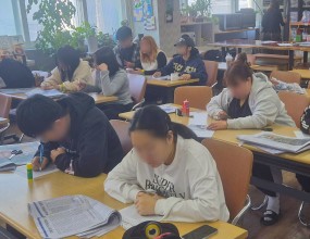 신문을 통한 관심 분야를 탐색 해 보고, 진로 분야를 스크랩하는 활동을 하였습니다.
 
경제 시사 언어를 찾아보고 진로 마인드맵을 그려 보기도 하며,
내가 주최자가 되어서 표창장도 수여하는 시간을 가졌습니다.

세상을 담은 신문 속에서 자신의 진로를 연결해보는 깊이 있는 경험을 할 수 있었습니다.
