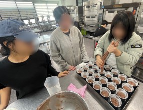 제과제빵 수업에서 친구들은 다 함께 초콜릿 머핀 만들기에 도전했습니다!

우리 친구들은 반죽을 준비하는 과정에서 재료 무게를 정확하게 측정하는 등 베이킹의 기본 흐름을 자연스럽게 익혔습니다. 머핀을 오븐에 구우며 함께 향기를 맡고, 완성된 머핀을 맛보며 다 함께 즐거운 시간을 보냈습니다.

달콤한 향기 속에서 성취감이 가득했던, 즐겁고 알찬 베이킹 수업이었습니다!
