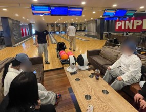 아이들과 함께 볼링장에서 즐거운 체험 시간을 보냈습니다.
처음 해보는 친구들도 있었지만, 공을 굴리는 방법을 배우며 금세 익숙해졌고,
스트라이크가 나올 때마다 여기저기서 환호가 터졌어요.

팀을 나누어 서로 응원하고, 차례를 기다리며 자연스럽게 대화를 나누는 모습에서
활기찬 분위기와 따뜻한 배려가 느껴졌습니다.

즐겁게 몸을 움직이며 협동심과 집중력을 길러본 유익한 시간이었습니다!