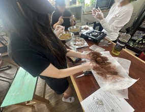 이번 체험학습에서는 최근 화제인 '두바이 쫀득 쿠키'를 직접 만들어보며, 달콤하고 즐거운 시간을 보냈습니다!

학생들은 구운 카다이프와 피스타치오 스프레드를 섞어 고소한 속재료를 만들고, 프라이팬을 이용해 직접 반죽을 익히며 쿠키를 완성해 나갔습니다. 복잡한 과정 대신 프라이팬으로 간단하게 조리하며 쿠키가 만들어지는 과정을 눈앞에서 지켜보았고, 갓 구워진 쿠키의 달콤한 향기가 교실을 가득 채울 때마다 아이들의 웃음소리도 끊이지 않았습니다.

직접 만든 쿠키를 친구들과 함께 나눠 먹으며 달콤함 속에서 즐거움을 찾았던 이번 시간. 정성이 들어간 간식을 함께 만들고 맛보며, 친구들과 소중한 추억을 하나 더 쌓았다는 사실을 마음 깊이 새겼습니다 ❤️