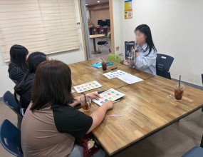 독서수업을 통해 책을 함께 읽고 이야기의 내용을 나누는 시간을 가졌습니다.

책을 읽은 후에는 기억에 남는 장면이나 느낀 점을 그림으로 표현하며 자신의 생각을 자유롭게 담아보았습니다. 각자의 개성이 담긴 작품을 완성하며 표현하는 즐거움과 성취감을 느낄 수 있었습니다.

책을 읽고 그림을 그리는 활동을 통해 상상력과 표현력을 키우고, 함께 소통하며 즐거운 시간을 보냈습니다.