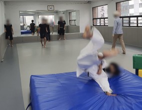 체육활동 시간에는 유도의 기본 동작과 예절을 배우며 몸과 마음을 함께 단련했습니다.
학생들은 준비 운동을 거쳐 낙법과 기본 잡기, 던지기 동작을 실습하며
유도의 핵심 가치인 존중과 절제의 정신을 익혔습니다.

서로를 배려하며 안전하게 연습한 이번 활동은
체력뿐 아니라 인내심과 협동심을 기르는 의미 있는 경험이 되었습니다!