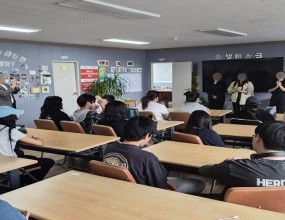 학생들이 자신의 재능과 창의력을 마음껏 펼칠 수 있는 *뷰티놀자* 프로그램에 참여하였습니다.

이번 프로그램에서 학생들은 네일아트, 그림, 메이크업 등 다양한 분야에 도전하며 
그동안 갈고닦은 실력을 발휘하였습니다. 
또한, 전문 평가위원들의 세심한 평가와 맞춤형 코칭을 통해 자신의 작품과 기술을 돌아보고, 새로운 배움과 성장의 기회를 얻을 수 있었습니다.

자신만의 개성과 아이디어를 표현하고, 전문가들의 조언을 통해 한 걸음 더 성장할 수 있었던 뜻깊은 시간이었습니다. 
앞으로도 학생들이 다양한 경험을 통해 숨겨진 재능을 발견하고 꿈을 키워 나가기를 응원합니다!