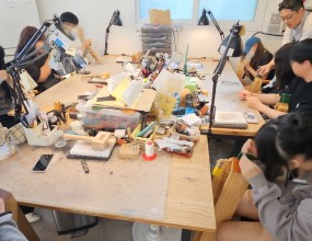 이번 체험학습은 베지터블 가죽으로 나만의 카드지갑을 만드는 시간이었습니다. 가죽의 종류와 생산과정을 배우며 사물을 존중하는 마음을 먼저 나누었습니다.

아이들은 양손바느질(새들스티치)에 깊이 몰입했습니다. 서툴지만 한 땀 한 땀 정성을 다해 실을 교차해 나갔습니다. 서두르지 않고 스스로 집중하는 즐거움을 배우는 시간이었습니다.

거친 단면을 매끄럽게 다듬는 마감 작업도 함께했습니다. 과정을 거치며 스스로의 마음을 차분히 보듬었습니다. 끝내 작품을 완성해 내며 뿌듯한 성취감과 자존감을 가득 채웠습니다.

손길마다 스며든 정성만큼, 오늘 하루가 아이들에게 오래도록 간직할 따뜻한 성장의 기억으로 남기를 바랍니다.