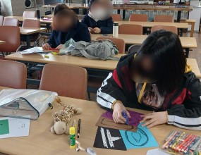 이번 사진 수업에서는 한 학기 동안 배운 내용을 되돌아보며
직접 촬영한 사진들을 모아 우리 엘에스크 친구들만의 작은 전시회를 열었습니다!

아이들은 자신이 제출할 작품을 고르고, 전시회명과 구성도 함께 정하며
작은 전시 공간을 스스로 만들어가는 경험을 했어요.
완성된 전시를 둘러보며 서로의 사진을 감상하고 각자의 느낌과 소감을 나누는 시간도 가졌습니다.

마지막에는 모두 함께 단체사진을 찍으며 전시회를 기분 좋게 마무리했습니다.
한 학기 동안의 성장이 한눈에 보였던 뜻깊은 순간이었습니다!