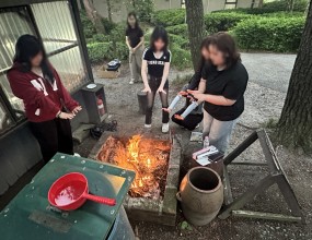 이번 체험학습에서는 태안 안면도의 아름다운 섬, 나문재를 찾아 탁 트인 서해바다의 경치를 만끽하며 자연과 하나 되는 특별한 시간을 가졌습니다!

학생들은 드넓게 펼쳐진 갯벌과 바다를 배경으로 신나게 뛰어놀며 서해만이 가진 고즈넉하고도 푸른 풍경을 눈과 마음에 가득 담았습니다. 저녁에는 다 함께 모여 맛있는 바베큐 파티를 즐기며 식사의 즐거움을 나누었고, 어둠이 내려앉은 밤에는 타오르는 불 앞에서 서로의 꿈과 진심을 이야기하며 잊지 못할 추억의 한 페이지를 만들었습니다.

자연 속에서 온몸으로 계절을 느끼고, 친구들과 함께 도란도란 정을 나누었던 이번 시간을 통해, 학생들은 일상의 피로를 씻어내고 우리 자연의 아름다움과 소중한 사람들과 함께하는 시간의 가치를 다시금 가슴 깊이 새겼습니다 ❤️