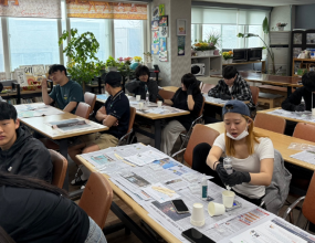 오늘은 아이들과 최근 유행하고 있는 레진공방을 체험해보았습니다.

다소 생소한 공방에 아이들은 처음에는 멈칫거리며 낯설어했는데요,

그것도 잠시 레진 선생님의 친절한 설명과 직접 작품을 만들며 창의성과 다양한 재료와 색감으로 자신만의 작품을 만들어가는 아이들의 눈은
그 누구보다도 밝게 빛나고 있었습니다.

아이들은 레진 체험을 통해 디자인, 공예, 시각예술 등 다양한 진로에 대한 관심을 보였으며, 본인만의 스타일을 표현하며 성취감을 느낄 수 있던 이번 활동은
진로를 고민하는 데 있어 색다른 시야를 열어주었습니다.