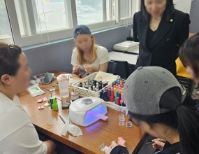다양한 재료를 활용한 젤아트 실습을 통해 창의력과 표현력을 키우는 시간을 가졌습니다.

자개 젤아트에서는 빛에 따라 반짝이는 자개의 특성을 살려 섬세하고 고급스러운 디자인을 표현하기도 하며
아이들은 자신이 가지고 있는 젤 아트 색깔과 비교하여 다양한 자개 조각을 색감에 맞게 배치하면서 얇고 투명한 레이어를 통해 차곡차곡 쌓아가며 세밀한 표현력을 길러냈습니다.

프렌치 젤아트 실습에서는 'simple is best'라는 주제와 함께 클래식하고 담백한 기본프렌치와 본인만의 개성이 들어간 컬러 프렌치 실습을 진행했습니다.

생활 파츠를 활용한 젤 아트에 도전하며, 더욱 개성 있는 디자인을 시도하며, 나만의 스타일을 표현하는 모습을 보여주었습니다.