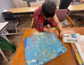 명화의 한 조각 한 조각을 맞추며, 학생들은 작품 속 색감과 구도를 새롭게 느꼈습니다.
퍼즐을 완성한 뒤에는 각자의 감각으로 색을 입히며 나만의 명화를 완성했어요.
모두 작품에 몰입하며 집중력을 높일 수 있었던 의미 있는 활동이었습니다.

정성껏 그림을 완성한 우리 친구들, 정말 수고했어요!