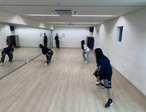 이번 K-POP 댄스 수업에서는 Rym의 10카운트 기본 안무 동선을 정확히 익히고, 음악의 리듬과 박자를 신체로 세밀하게 표현하는 연습을 진행했습니다. 학생들은 단순히 동작을 수행하는 것에 그치지 않고, 동작과 동작 사이의 연결 흐름을 주도적으로 다듬으며 안무의 분위기를 한층 더 생동감 있게 연출해냈습니다.

반복적인 연습을 통해 음악의 호흡을 자신의 것으로 만들며, 박자에 맞춰 신체를 조절하는 능력을 길렀습니다. 거울 속 자신의 모습을 모니터링하며 퍼포먼스의 완성도를 높여가는 과정에서 학생들은 높은 정서적 성취감을 느꼈습니다. 이번 수업을 통해 학생들은 정교한 안무 구성 안에서 자신만의 에너지를 조화롭게 표현하고, 협동하며 하나의 작품을 완성해 나가는 과정의 가치를 다시금 가슴 깊이 새겼습니다 ❤️