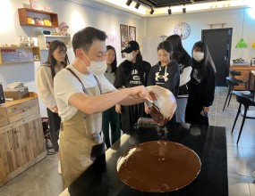 대전에 위치한 쇼콜라에 방문하여 
진짜 초콜릿을 손수 만들어보며 
초콜릿을 알아가고 선물할 초콜릿도 
포장하며 행복한 시간을 즐기고 왔습니다.