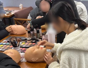 이번 수업에서는 가을 웜톤을 주제로 따뜻한 분위기에 어울리는 색조와 메이크업을 함께 살펴보았습니다. 아이들은 얼굴 모형을 이용해 단계별로 메이크업을 실습하며, 가을 특유의 부드러운 톤을 표현해 보았어요.

색을 조합해 보기도 하며 자신만의 감각을 담아 완성한, 포근한 분위기의 뷰티 체험 시간이었습니다!